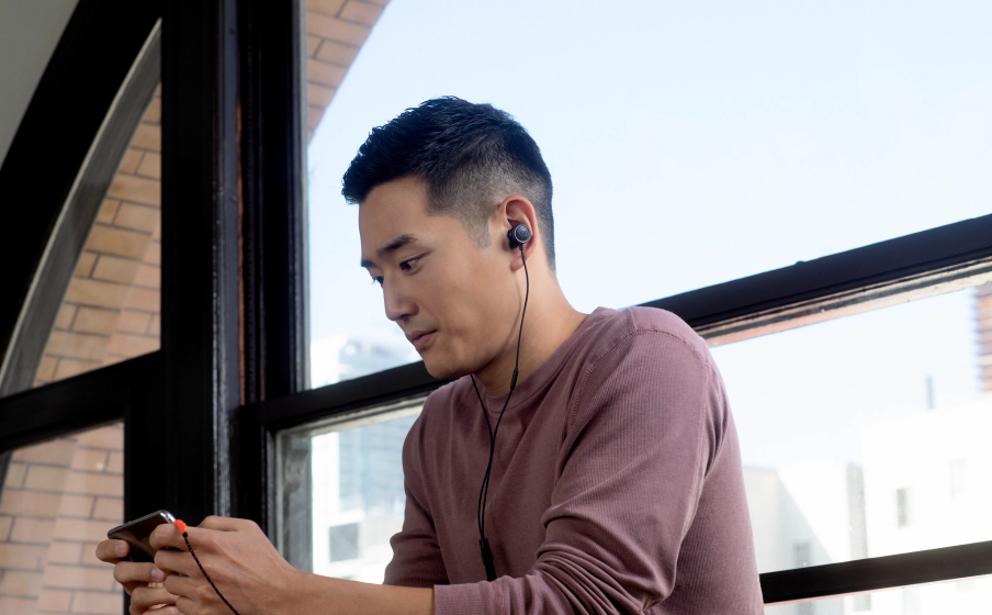JBL Quantum 50 ​Mikrofon med stemmefokus er integreret i ledningen - Image
